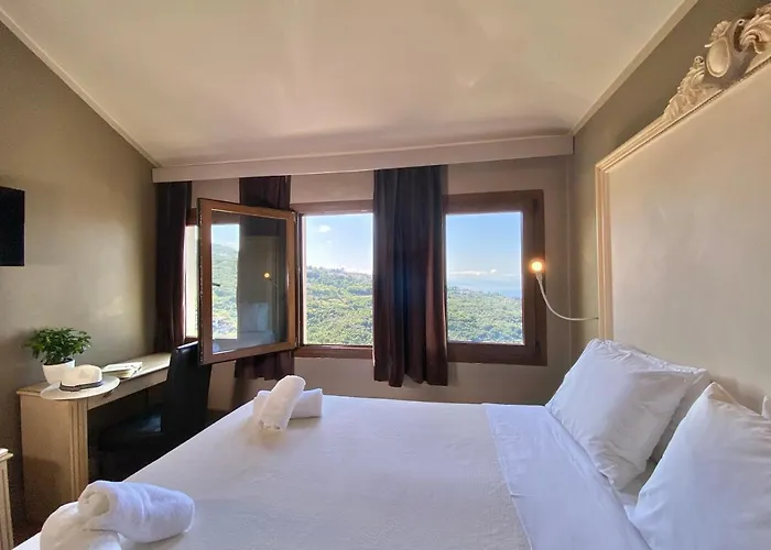 Archontika Karamarlis 3* מקריניצה